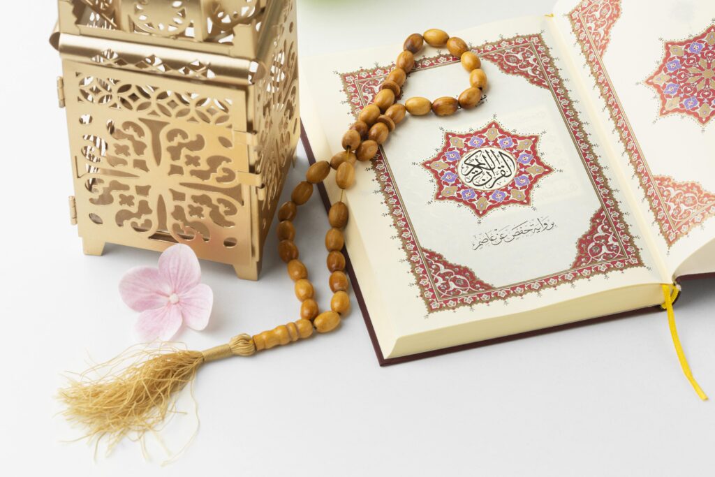 Al-Qur’an terbuka dengan tasbih dan lentera emas sebagai simbol makna sabar dalam Q.S. Al-Baqarah ayat 155.