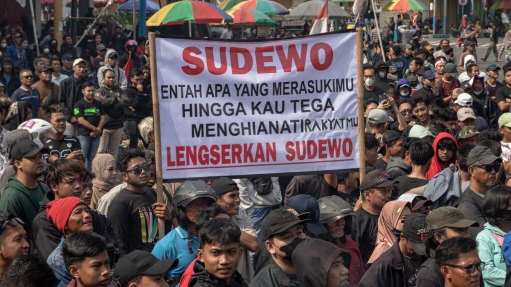 Aksi massa di alun-alun Pati, puncak kekecewaan warga terhadap kebijakan kenaikan PBB-P2. (ANTARA FOTO/Aji Styawan)