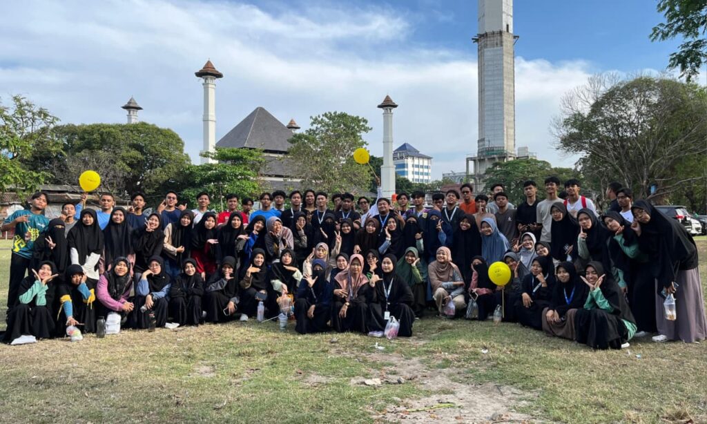 Foto bersama Mahasiswa Baru Program Studi Ilmu Al-Qur’an dan Tafsir (IQT) UMS dalam kegiatan Makrab 2025 sebagai ajang mempererat persaudaraan dan kebersamaan