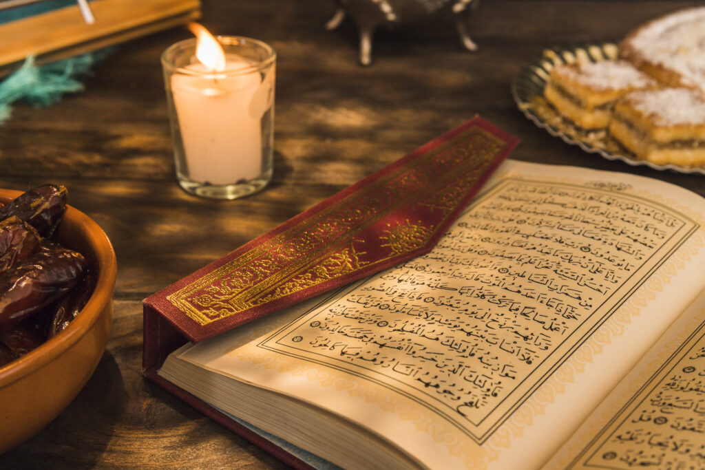Al-Qur’an terbuka menampilkan ayat-ayat tentang kebenaran dan kehati-hatian.