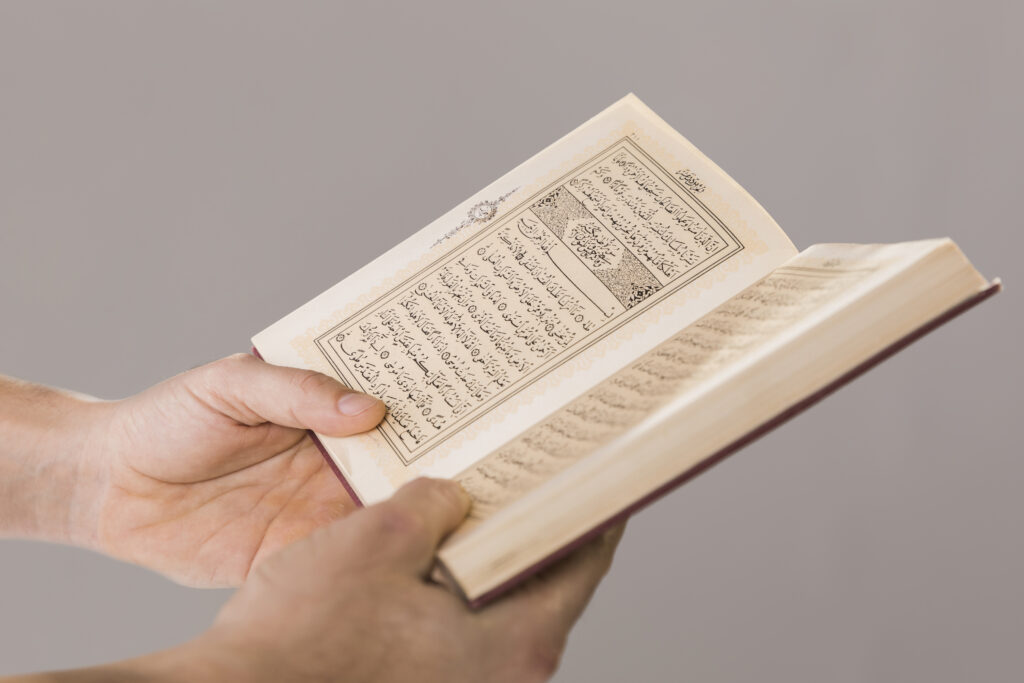 Gambar Al-Qur’an sebagai simbol transformasi pembelajaran di era digital.