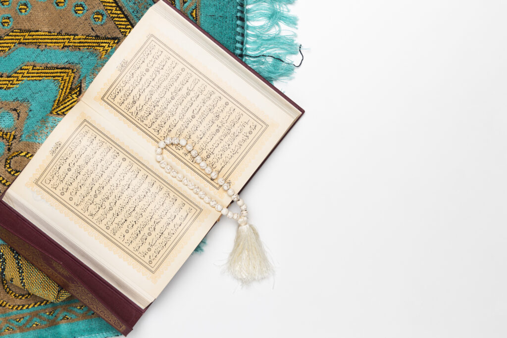Al-Qur’an terbuka dengan cahaya lembut, melambangkan sumber nilai empati dan kasih sayang dalam ajaran Islam.