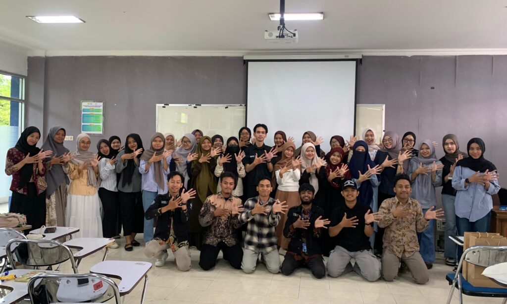 Foto bersama pada acara Pelatihan Bahasa Isyarat yang diselenggarakan Badan Eksekutif Mahasiswa (BEM) Fakultas Agama Islam (FAI) Universitas Muhammadiyah Surakarta (UMS)