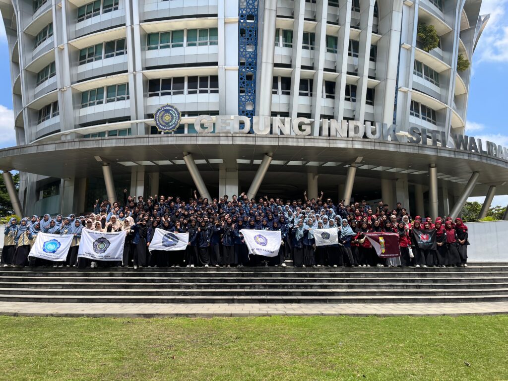 Pengurus ORMAWA FAI periode 2026 berfoto bersama usai pelantikan di depan Gedung Induk Siti Walidah. (29/1/2026)
